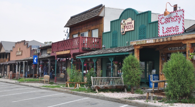 Grand Lake Village shops